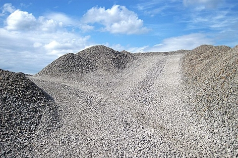 El transporte de basalto a gran escala requiere una adecuada preparación y coordinación, todo ello posible gracias a la tecnología de Lueste.