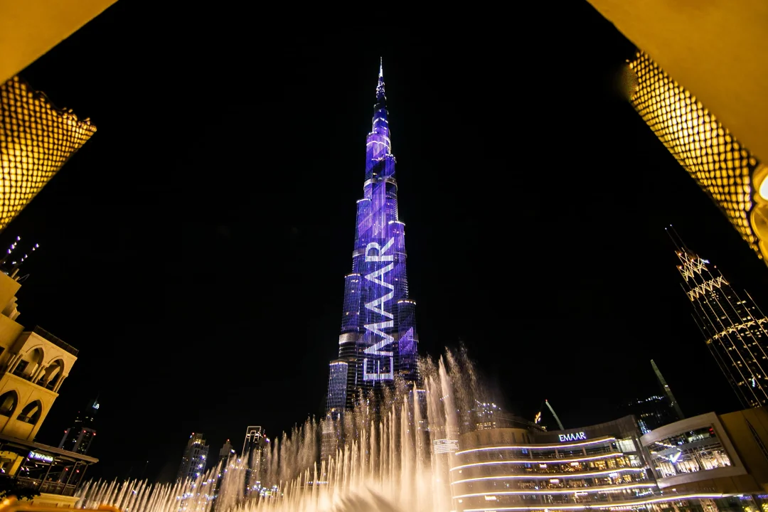 Burj Kalifa con 828 metros es el idificio más alto del mundo el cual se erige en el diesierto de Dubai